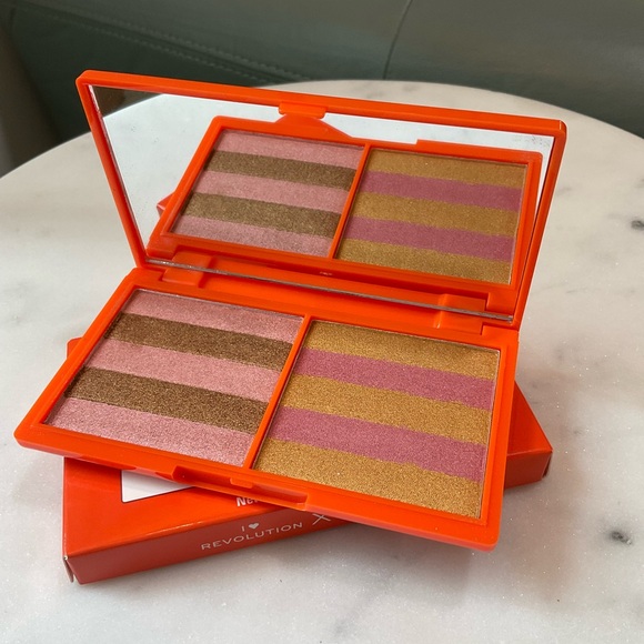 💕Dr Seuss x Revolution Horton Hears A Who Highlight, Bronzer Palette - Picture 3 of 6